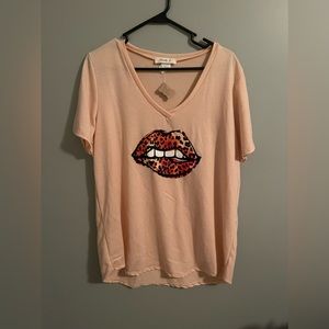 V-neck Leopard lip shirt